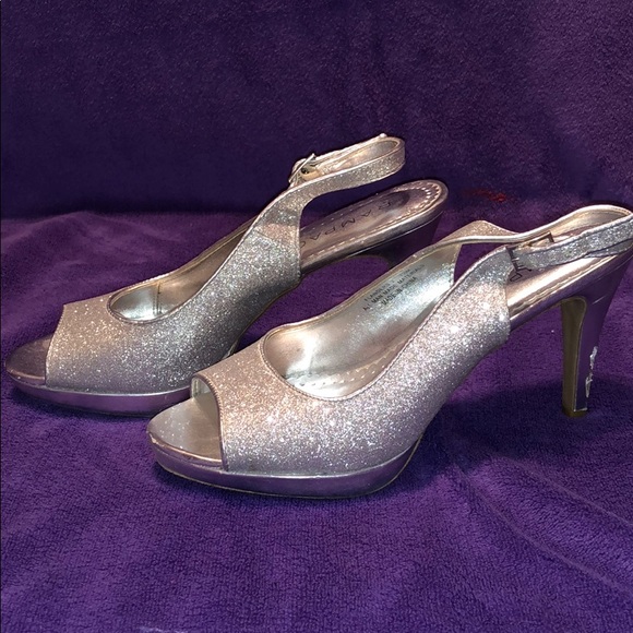 Silver Heels - Picture 2 of 4